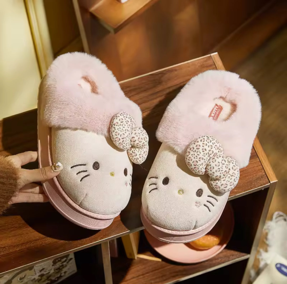 Chaussons Hello Kitty 🐱👣 – Douillets & Adorables pour l’intérieur et l’extérieur 💖